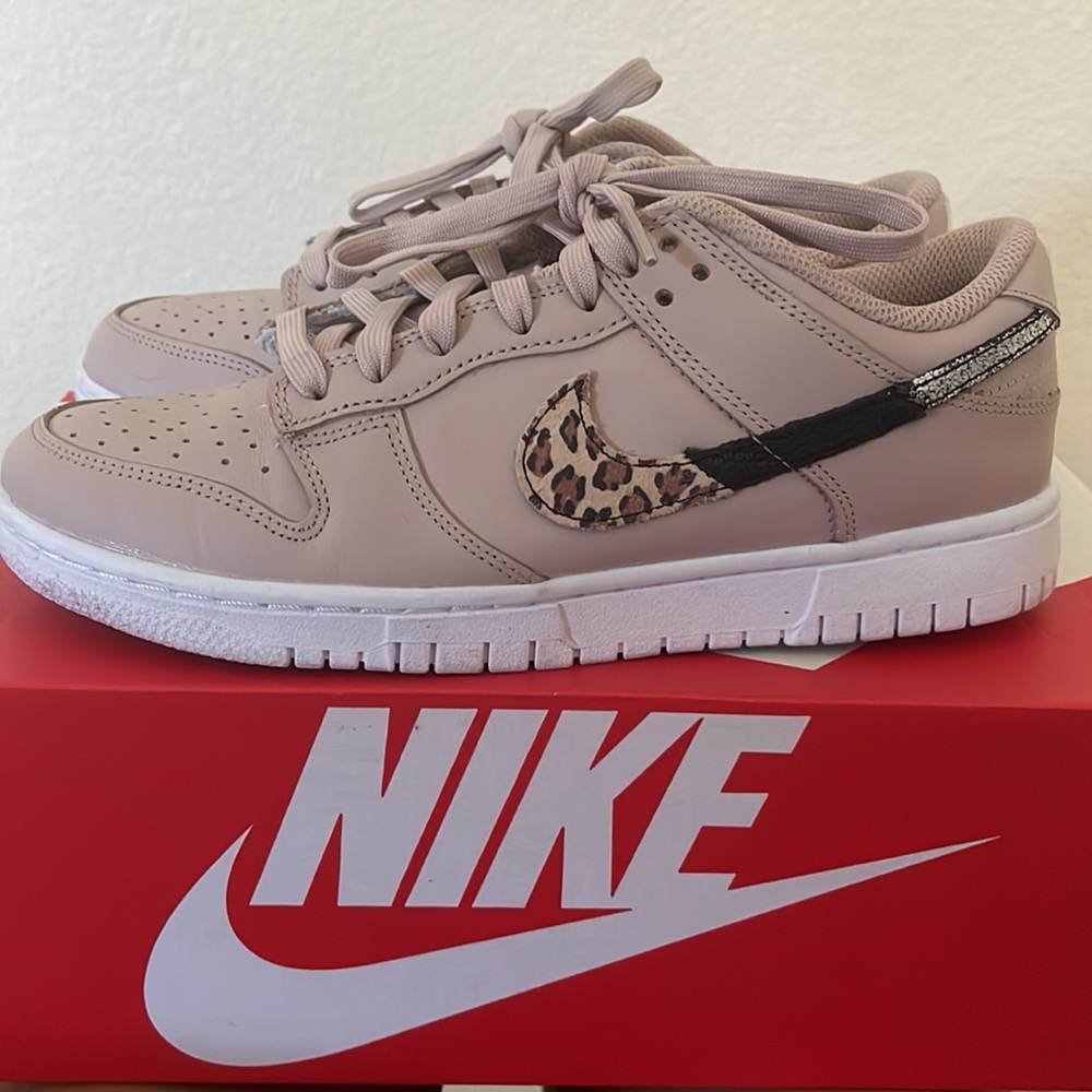Womens dunk low SE (size 8)